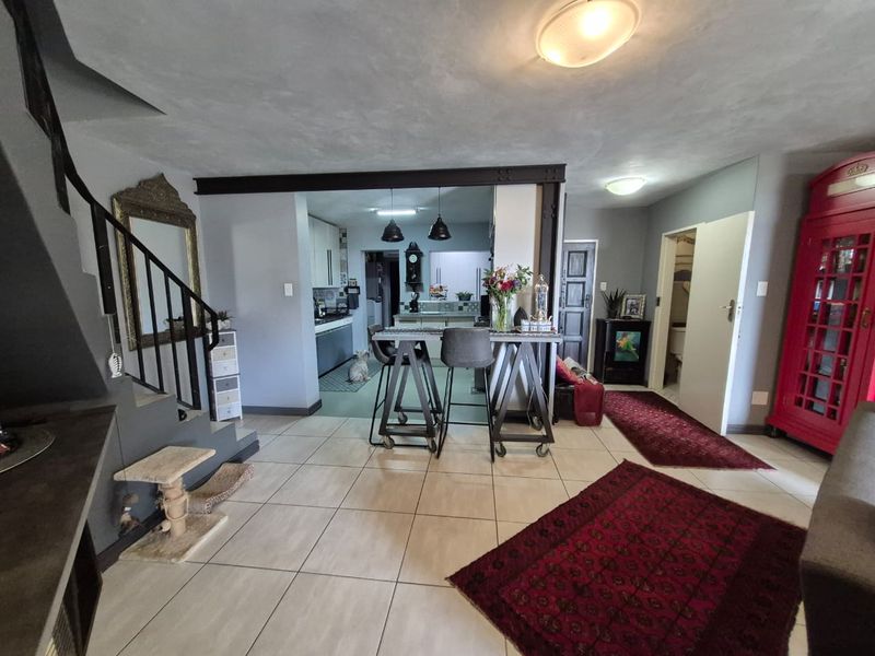 Ultra modern, dream, 3 bedroom townhouse, in the heart of Elarduspark.  - Photo 4