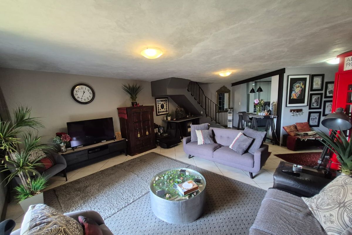 Ultra modern, dream, 3 bedroom townhouse, in the heart of Elarduspark.  - Photo 3