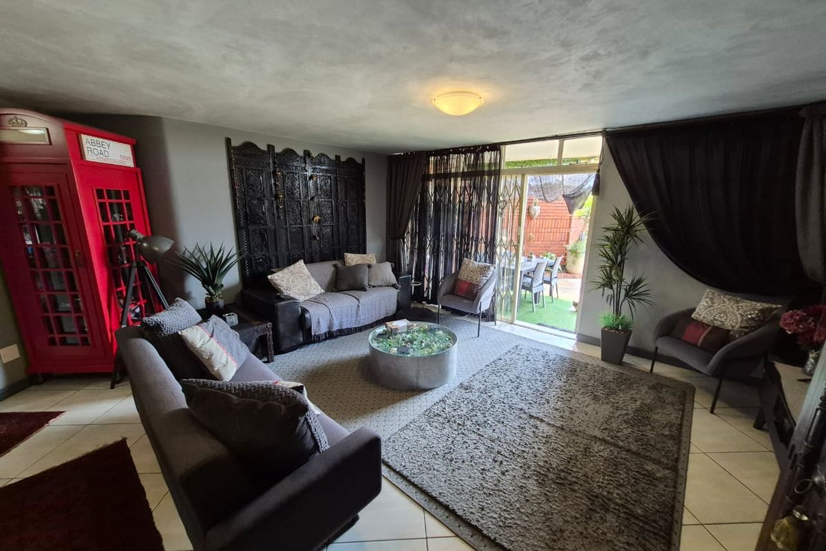 Ultra modern, dream, 3 bedroom townhouse, in the heart of Elarduspark.  - Photo 2