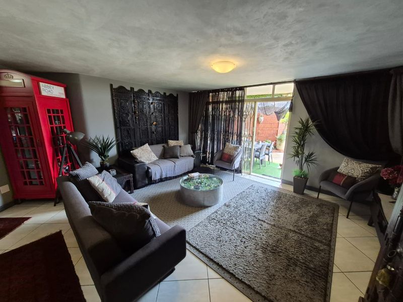 Ultra modern, dream, 3 bedroom townhouse, in the heart of Elarduspark.  - Photo 2