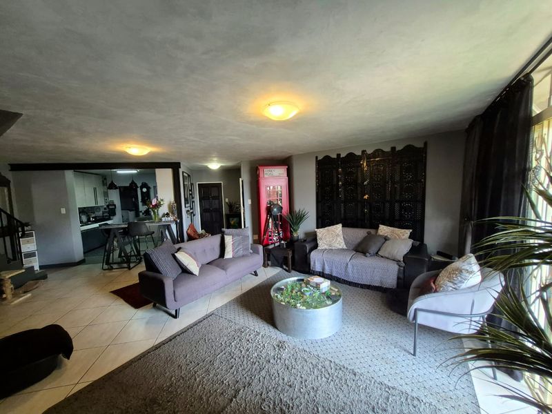 Ultra modern, dream, 3 bedroom townhouse, in the heart of Elarduspark.  - Photo 1