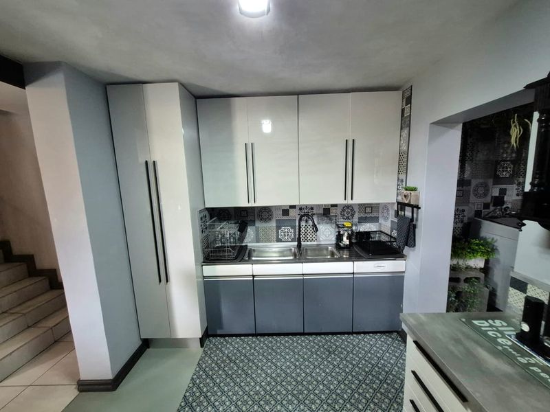 Ultra modern, dream, 3 bedroom townhouse, in the heart of Elarduspark.  - Photo 10