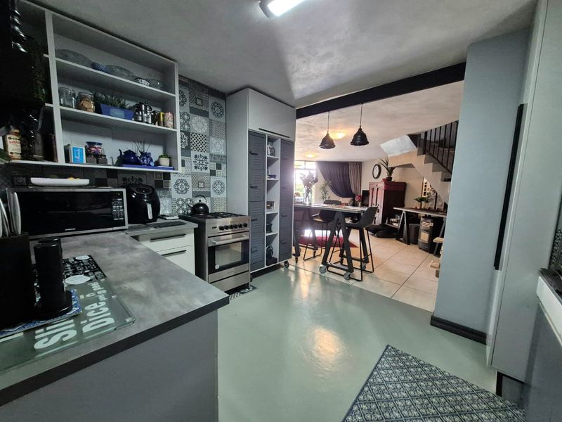 Ultra modern, dream, 3 bedroom townhouse, in the heart of Elarduspark.  - Photo 8
