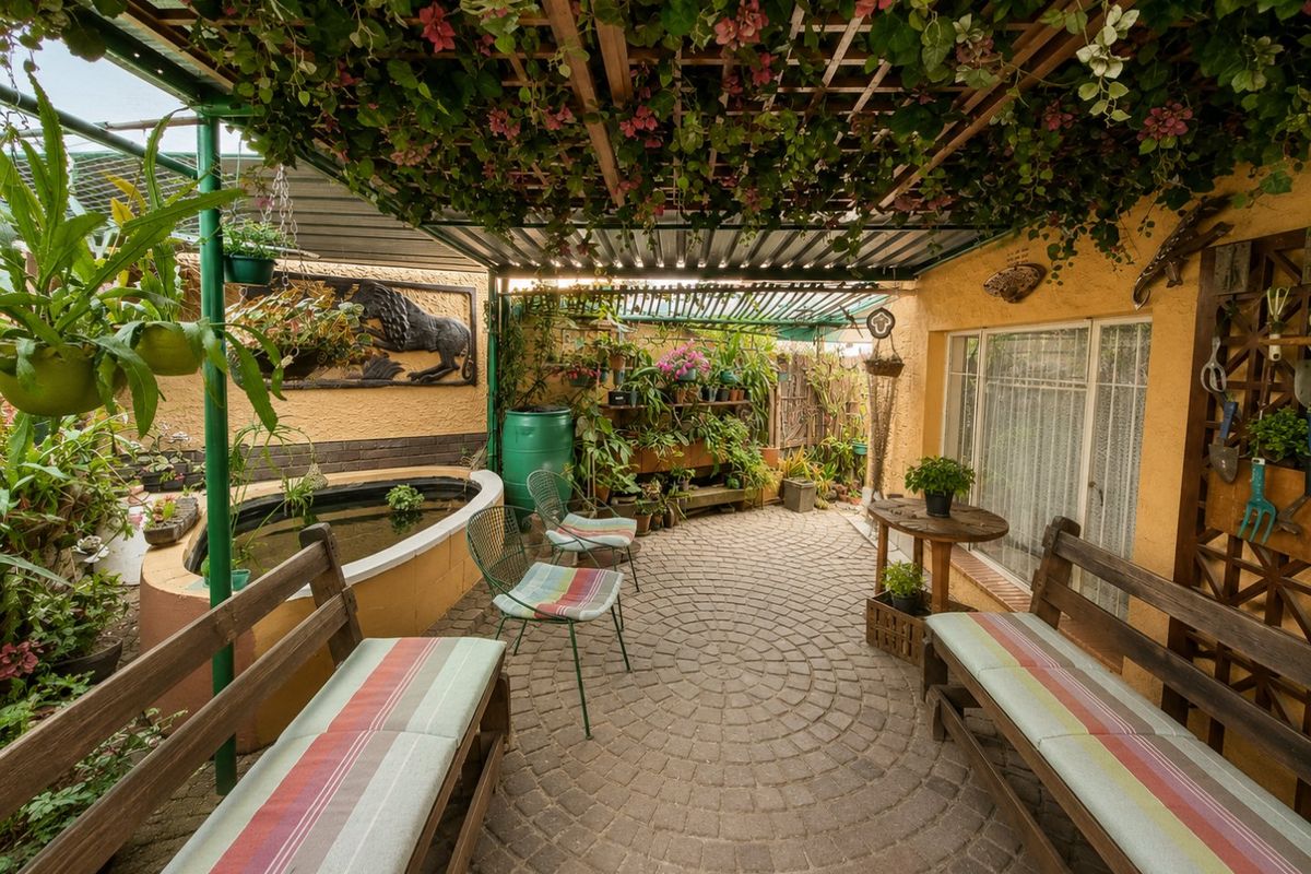 Family Haven in Woodmere with Beautiful Garden - Photo 2