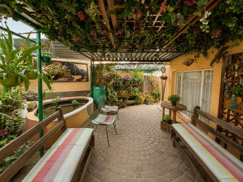 Family Haven in Woodmere with Beautiful Garden - Photo 2