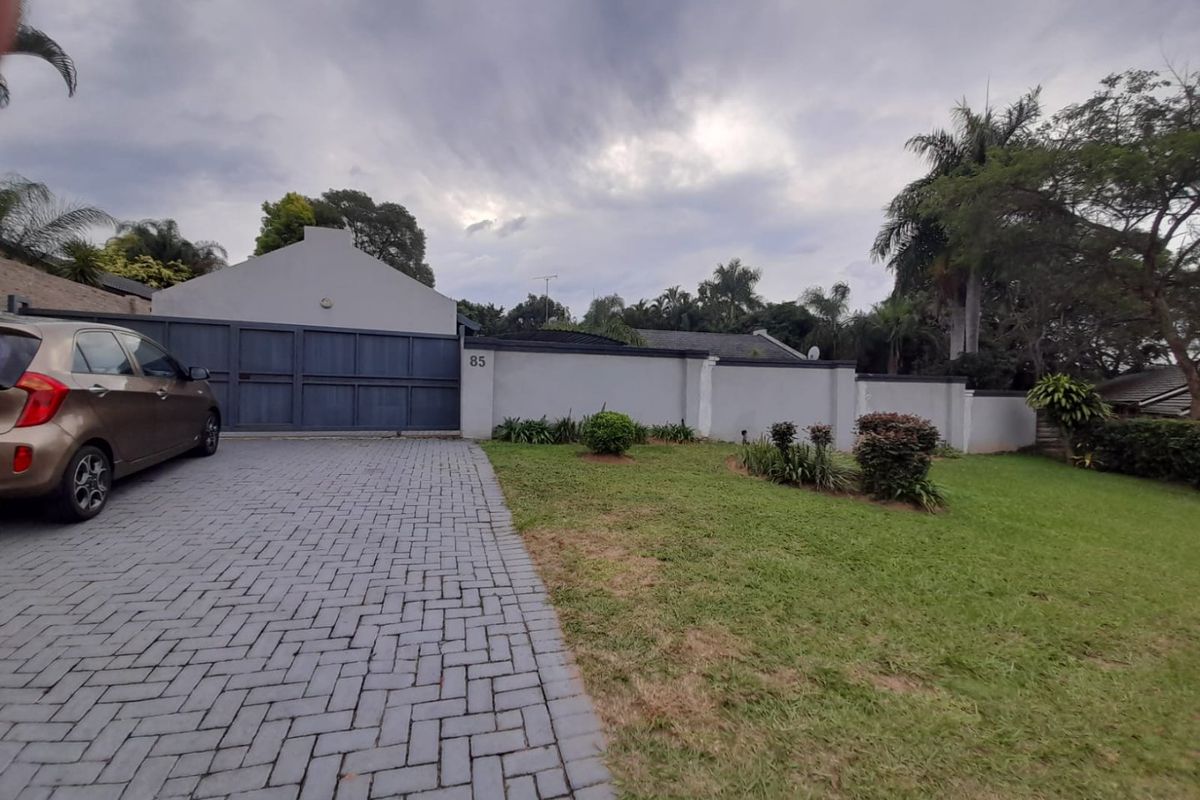 Spacious Family Home with 5 Bedrooms, Pool, Double Garage & Large Stand - Photo 5