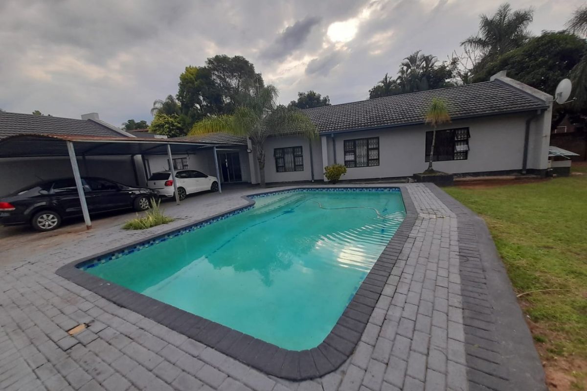 Spacious Family Home with 5 Bedrooms, Pool, Double Garage & Large Stand - Photo 3