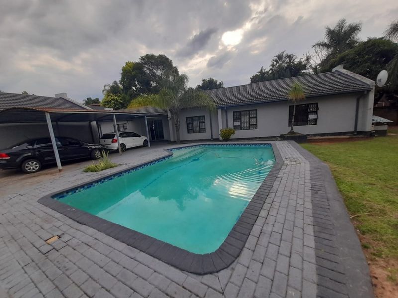 Spacious Family Home with 5 Bedrooms, Pool, Double Garage & Large Stand - Photo 3