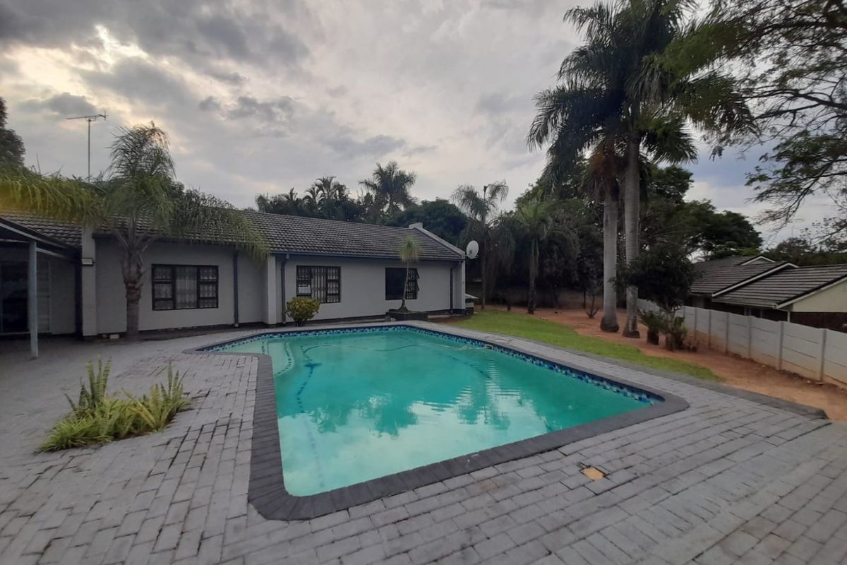 Spacious Family Home with 5 Bedrooms, Pool, Double Garage & Large Stand - Photo 4