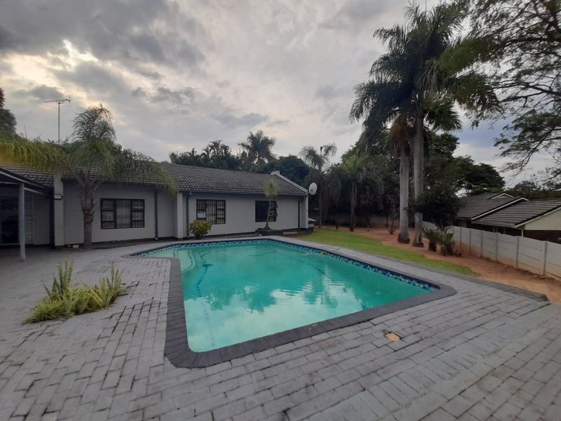 Spacious Family Home with 5 Bedrooms, Pool, Double Garage & Large Stand - Photo 4