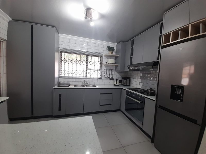 Spacious Family Home with 5 Bedrooms, Pool, Double Garage & Large Stand - Photo 10