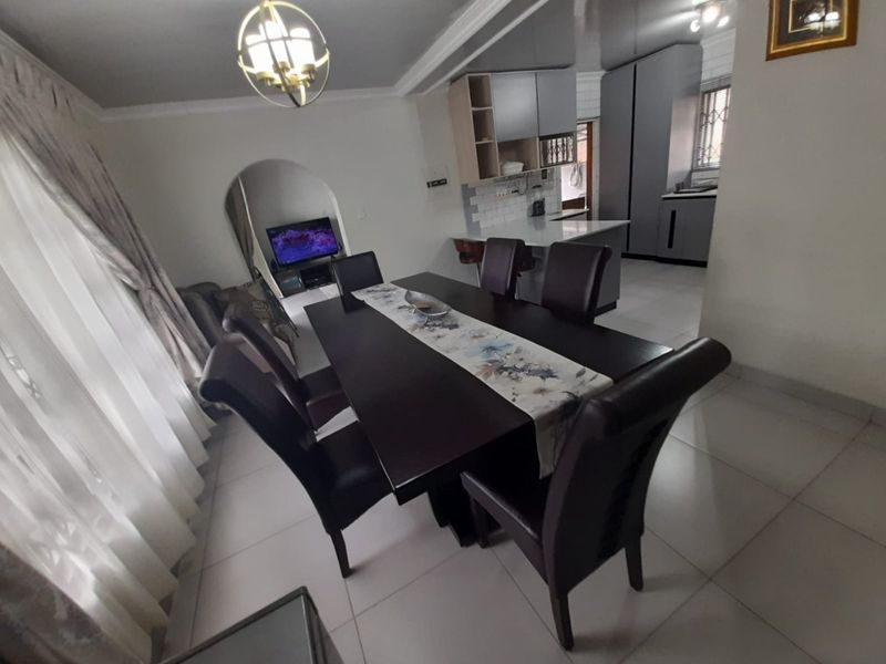 Spacious Family Home with 5 Bedrooms, Pool, Double Garage & Large Stand - Photo 7
