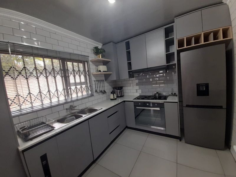 Spacious Family Home with 5 Bedrooms, Pool, Double Garage & Large Stand - Photo 9