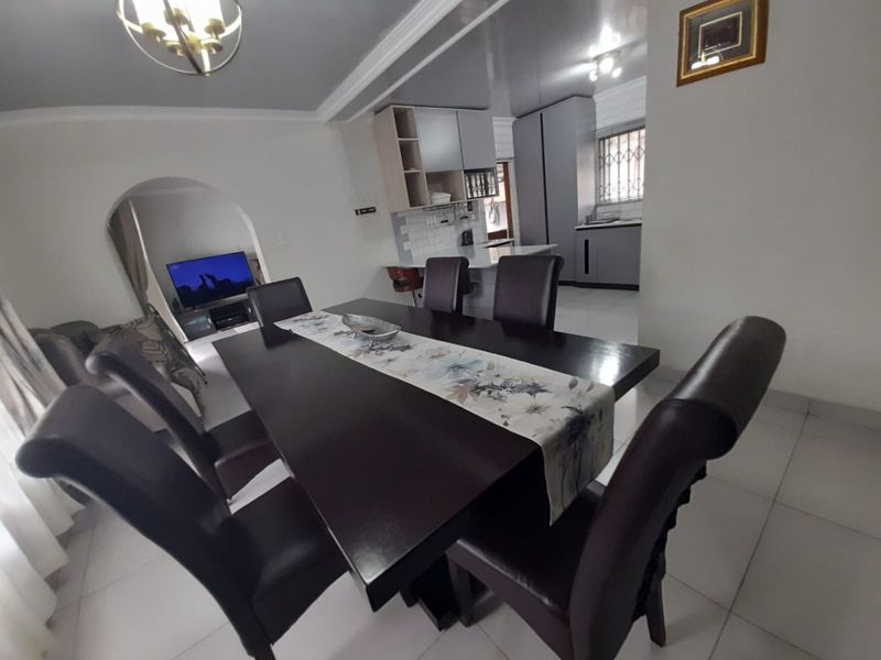 Spacious Family Home with 5 Bedrooms, Pool, Double Garage & Large Stand - Photo 8