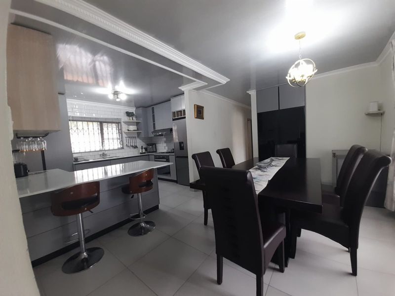 Spacious Family Home with 5 Bedrooms, Pool, Double Garage & Large Stand - Photo 6