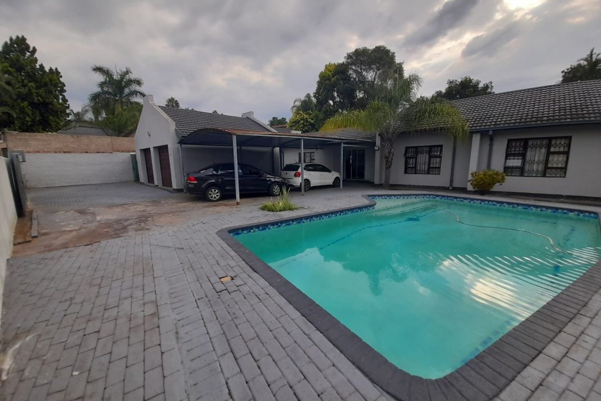 Spacious Family Home with 5 Bedrooms, Pool, Double Garage & Large Stand - Photo 2
