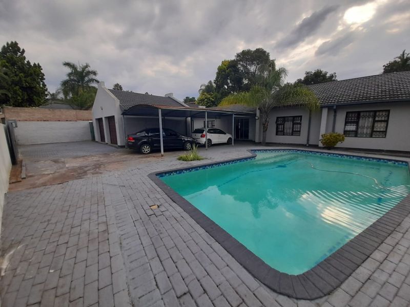 Spacious Family Home with 5 Bedrooms, Pool, Double Garage & Large Stand - Photo 2