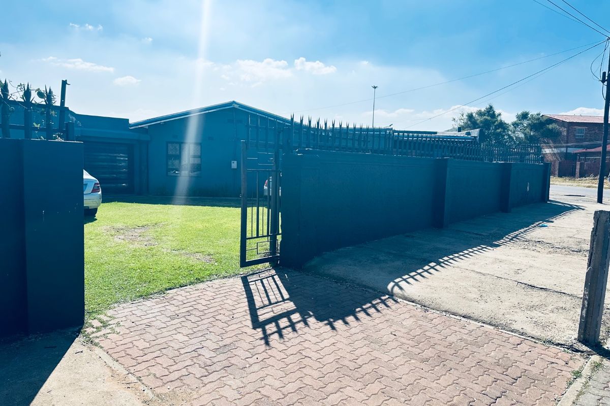 Beautiful NSFAS Accredited Student Accommodation for Sale in Soweto - Photo 2