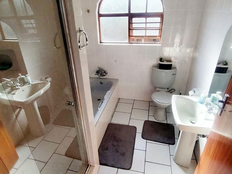 6 BEDROOM HOUSE IN BAYSVILLE  - Photo 3