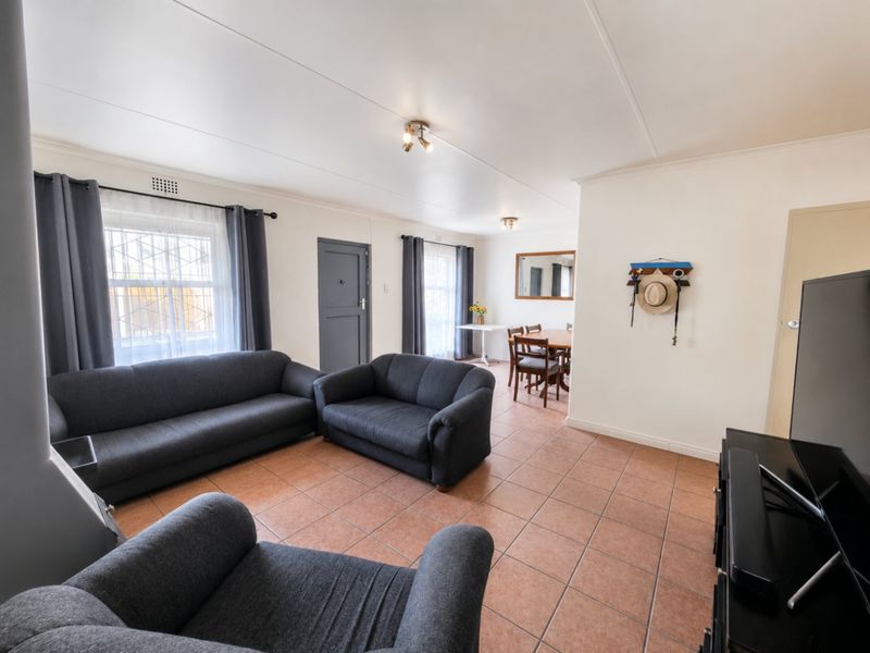 3 Bedroom Home for Sale in Belhar - Photo 2