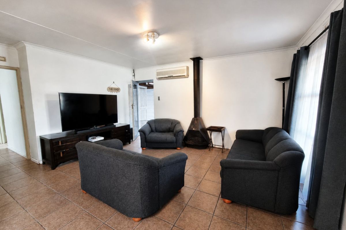 3 Bedroom Home for Sale in Belhar - Photo 3