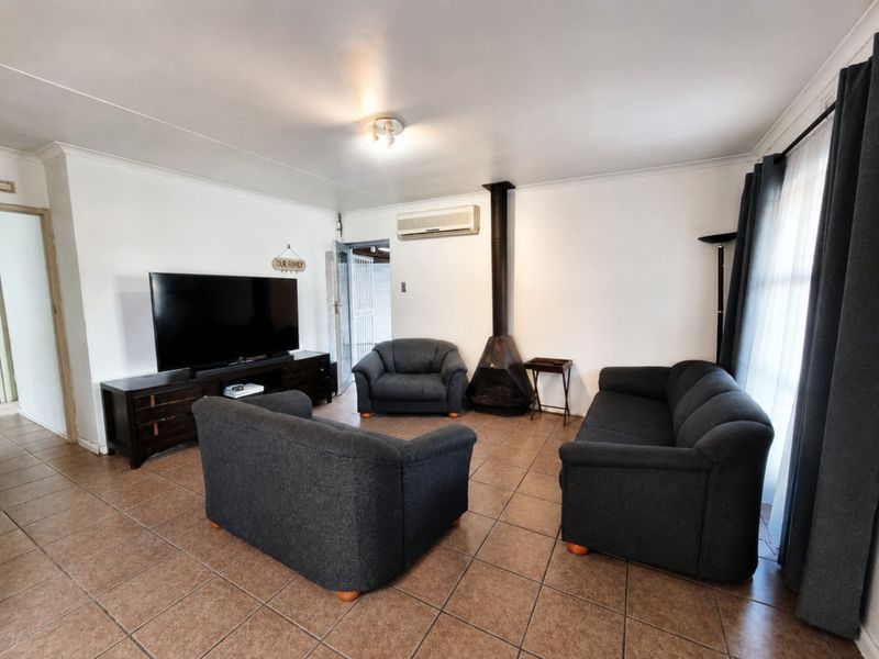 3 Bedroom Home for Sale in Belhar - Photo 3