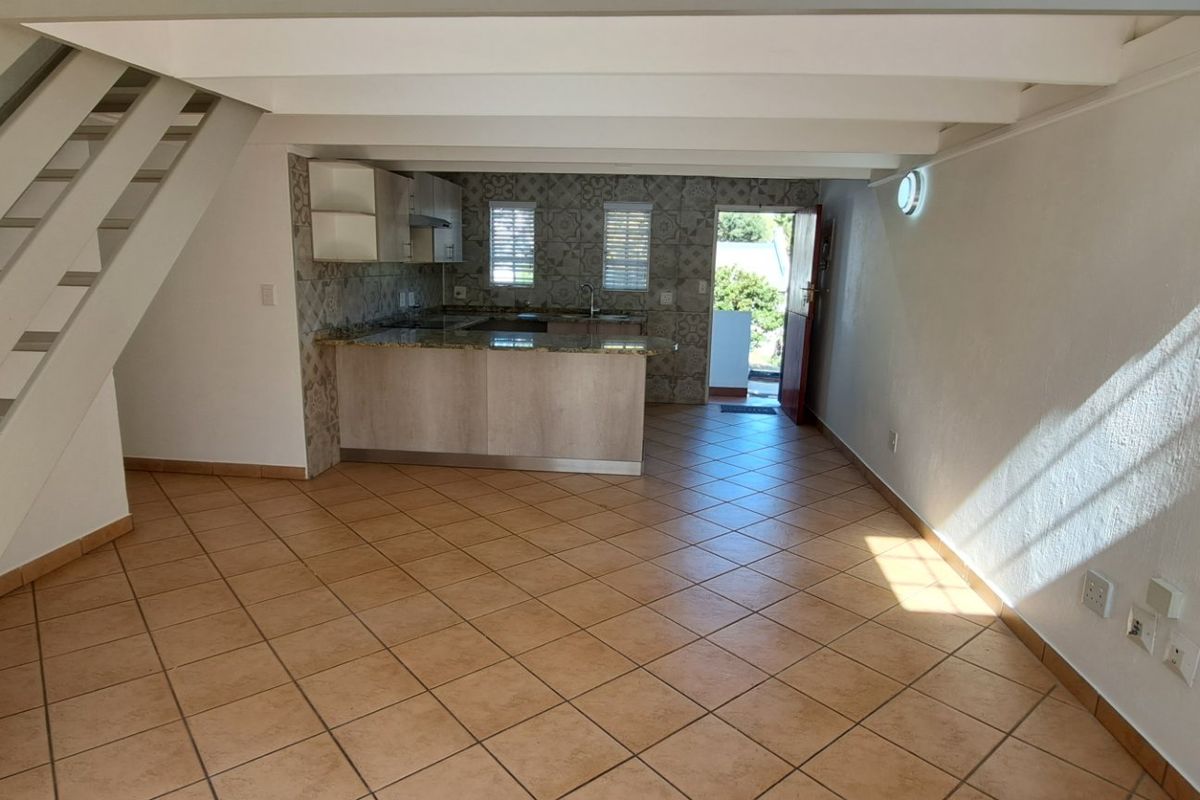 Lovely and renovated unit in the heart of Dowerglen. - Photo 5
