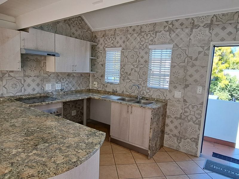Lovely and renovated unit in the heart of Dowerglen. - Photo 2