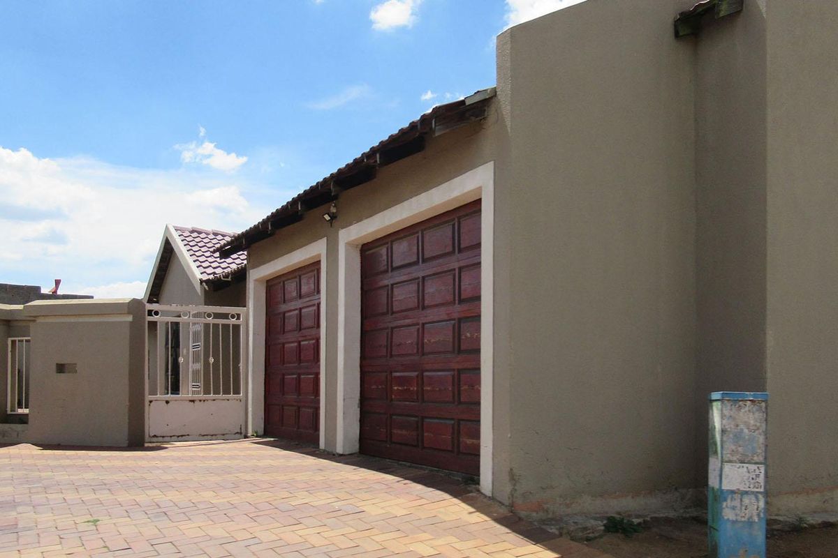 Spacious and Secure 3-Bedroom Family Home in Duduza - Photo 2