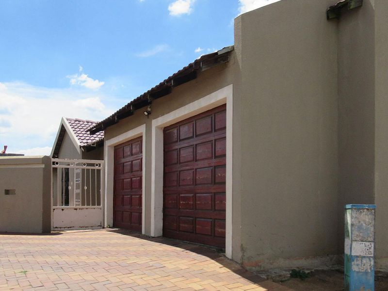 Spacious and Secure 3-Bedroom Family Home in Duduza - Photo 2