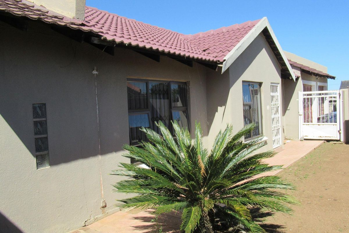 Spacious and Secure 3-Bedroom Family Home in Duduza - Photo 4
