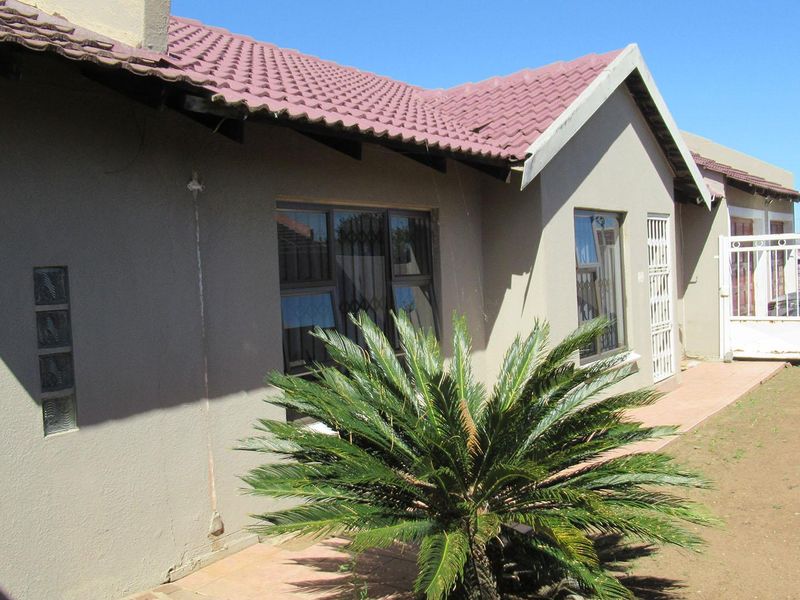 Spacious and Secure 3-Bedroom Family Home in Duduza - Photo 4
