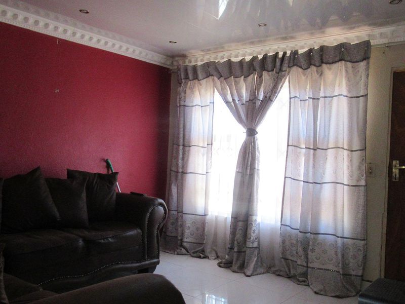 Spacious and Secure 3-Bedroom Family Home in Duduza - Photo 7