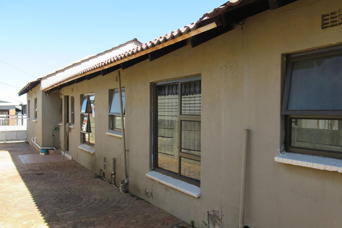 Spacious and Secure 3-Bedroom Family Home in Duduza - Photo 3
