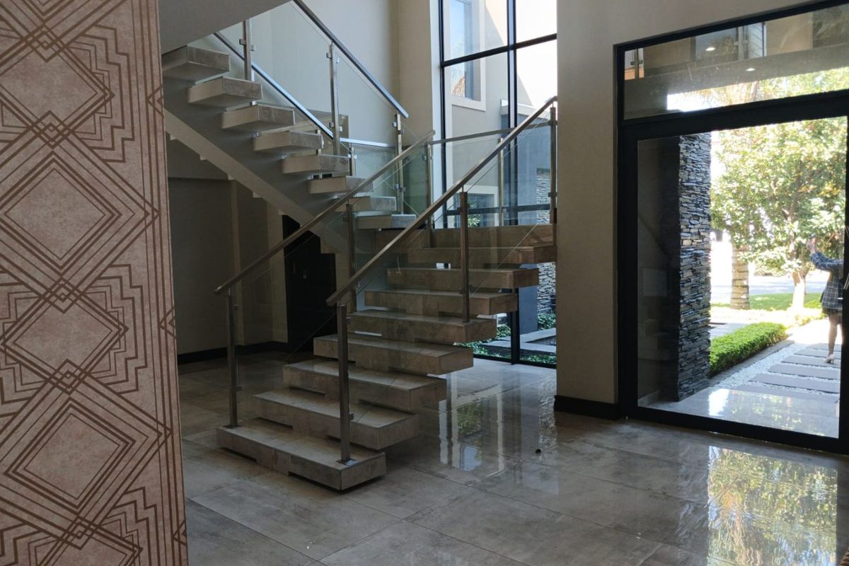 Grand 5-Bedroom Mansion with Luxury Finishes - Photo 4
