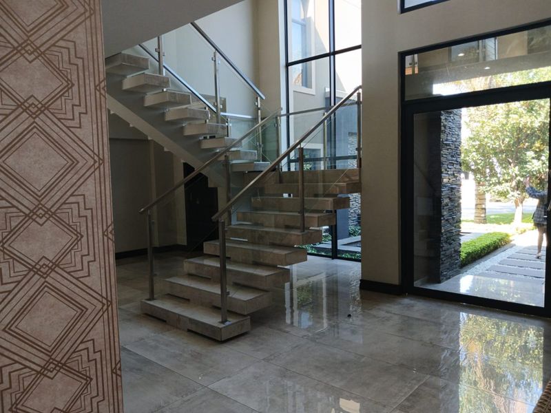 Grand 5-Bedroom Mansion with Luxury Finishes - Photo 4