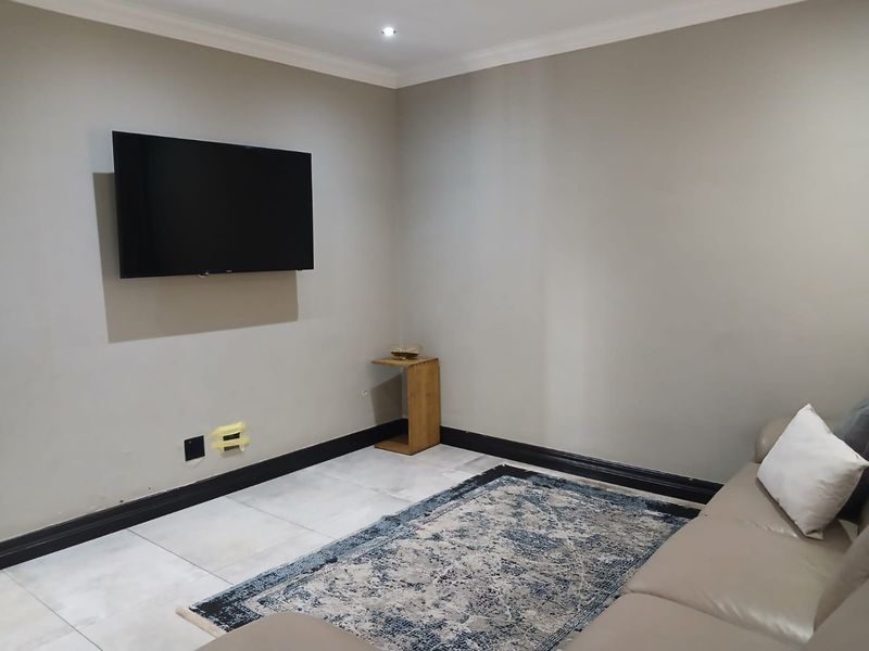 Grand 5-Bedroom Mansion with Luxury Finishes - Photo 9