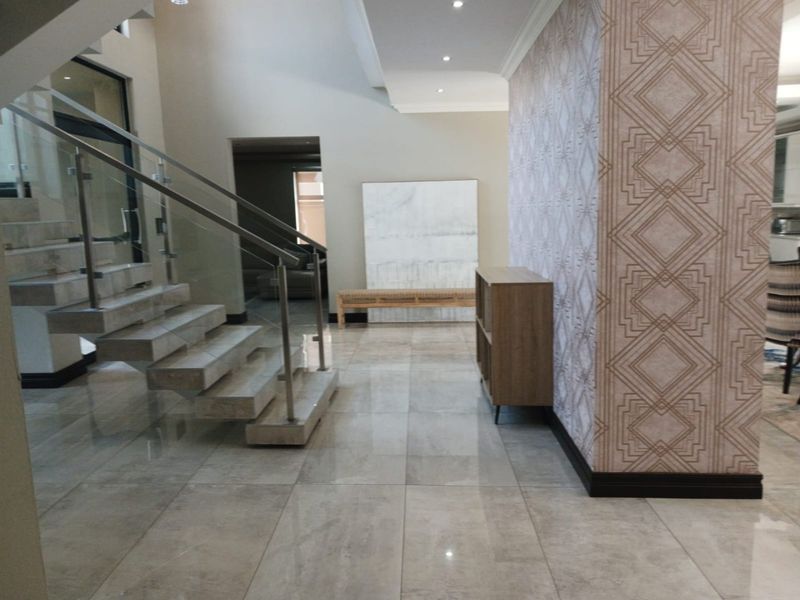 Grand 5-Bedroom Mansion with Luxury Finishes - Photo 7