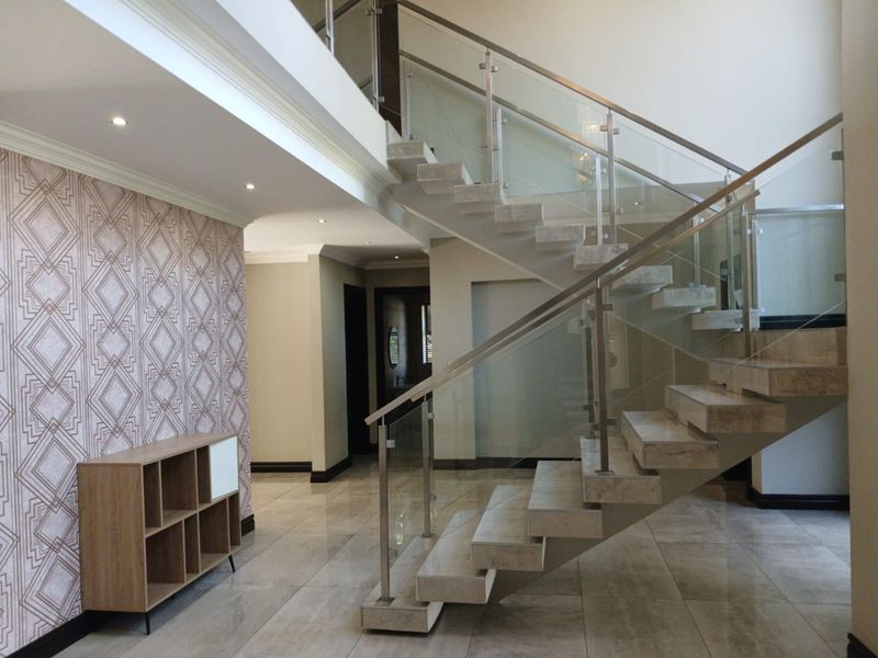 Grand 5-Bedroom Mansion with Luxury Finishes - Photo 5