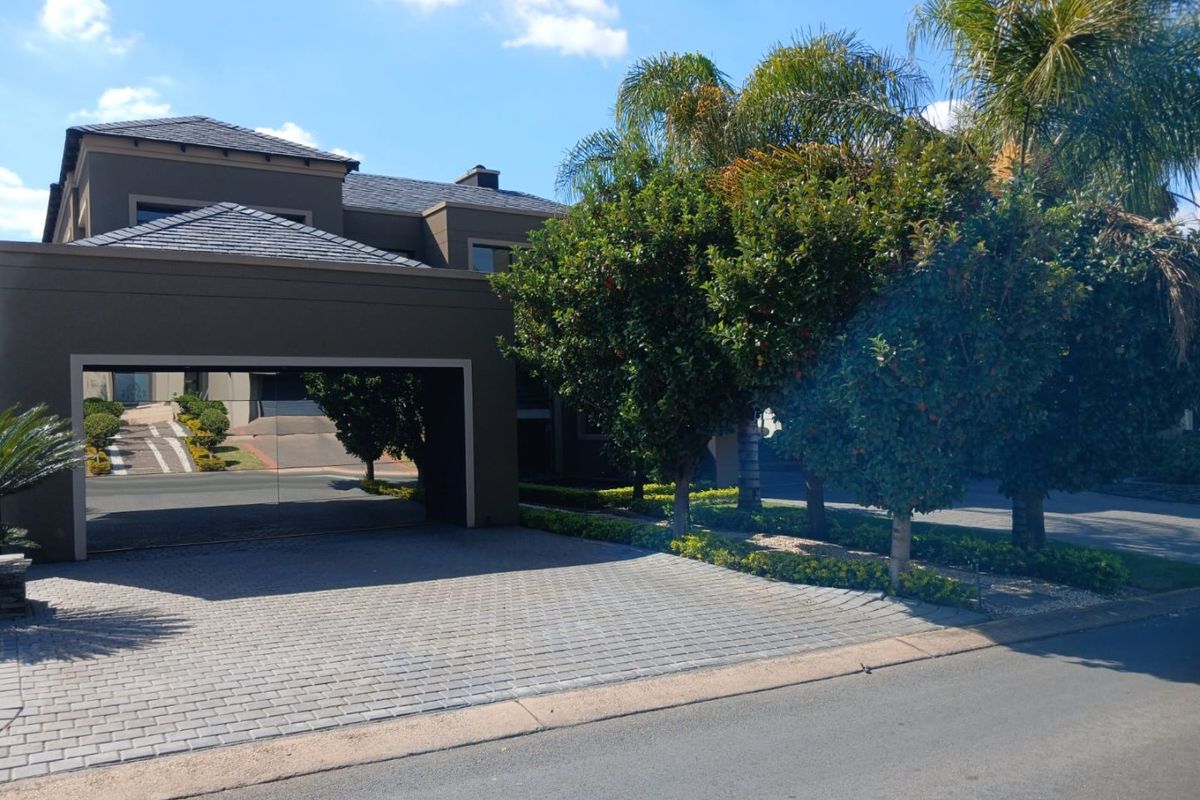 Grand 5-Bedroom Mansion with Luxury Finishes - Photo 3