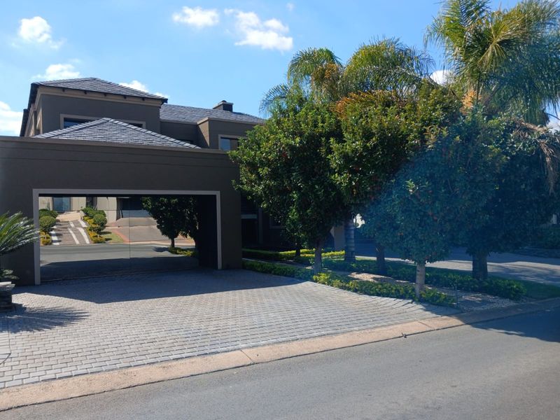 Grand 5-Bedroom Mansion with Luxury Finishes - Photo 3
