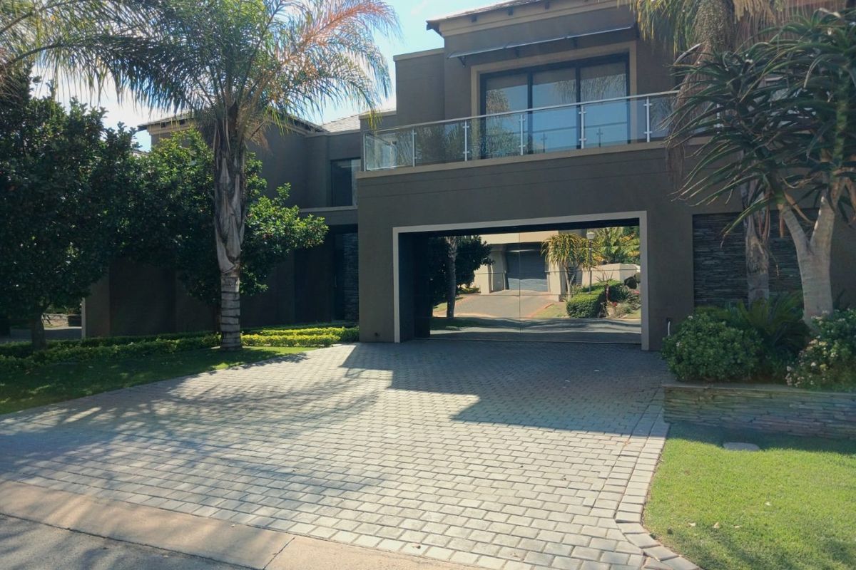 Grand 5-Bedroom Mansion with Luxury Finishes - Photo 2
