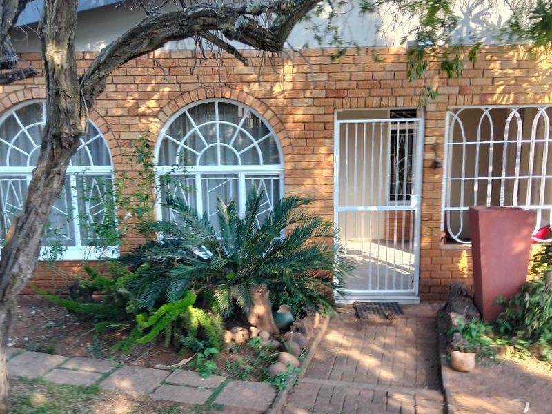 SPACIOUS FAMILY HOME IN DANVILLE – AFFORDABILITY MEETS COMFORT! - Photo 1