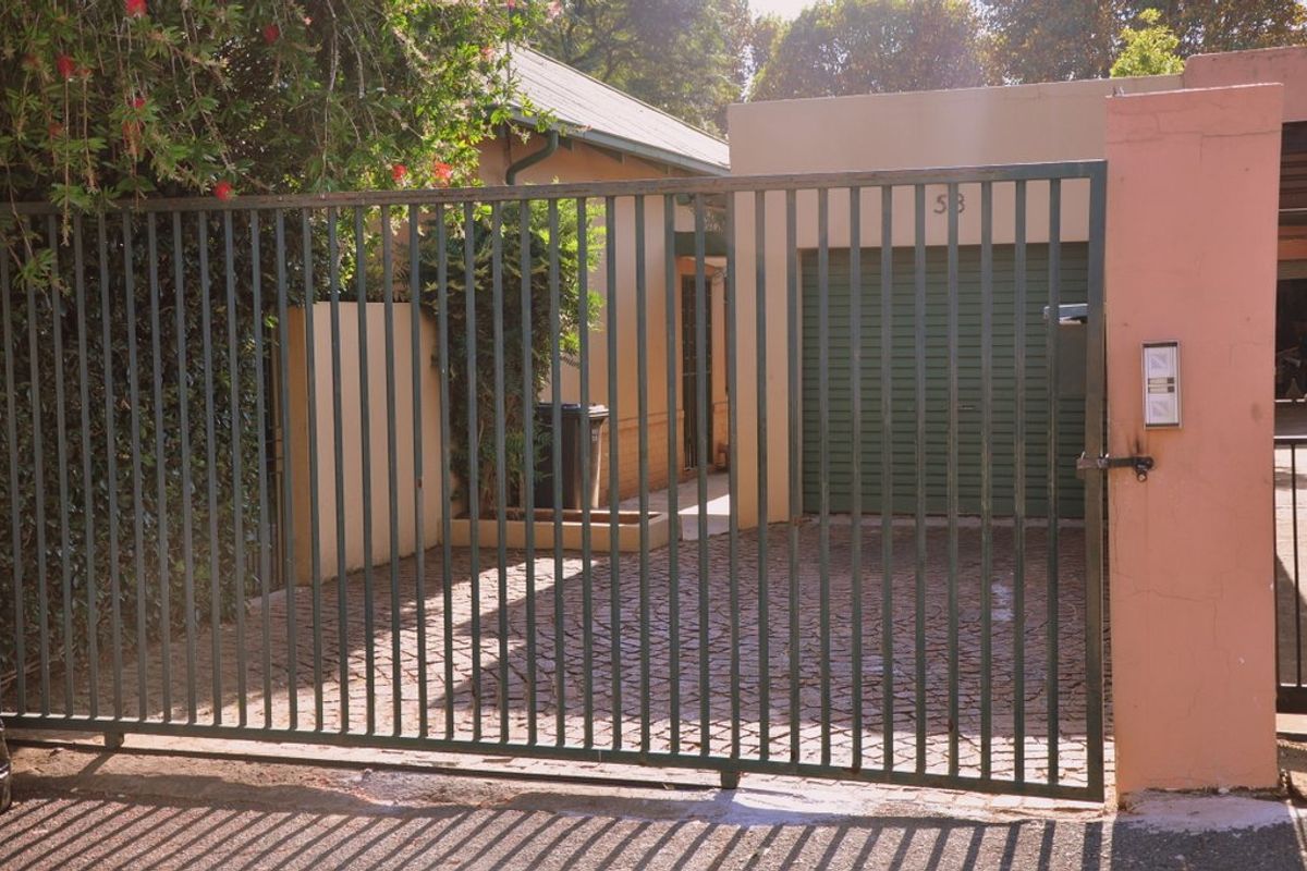 Charming Kensington Home with two flatlets & Pool - Great location - Photo 3
