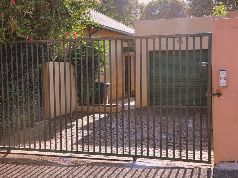 Charming Kensington Home with two flatlets & Pool - Great location - Photo 3