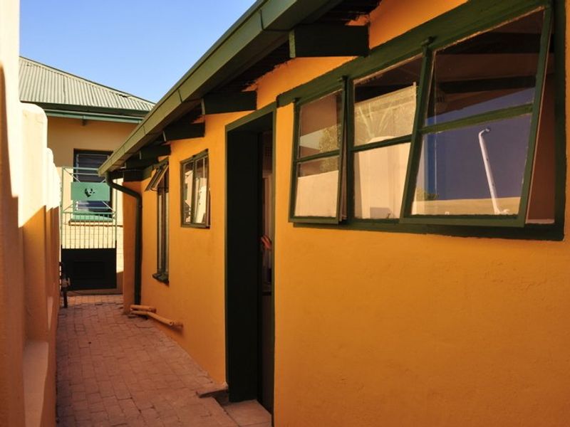 Charming Kensington Home with two flatlets & Pool - Great location - Photo 10