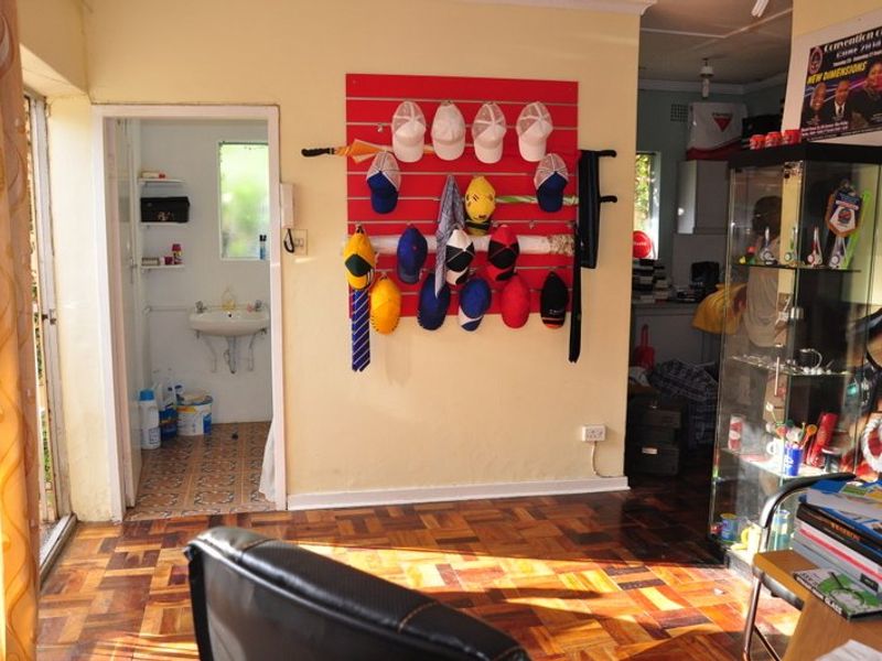 Charming Kensington Home with two flatlets & Pool - Great location - Photo 9