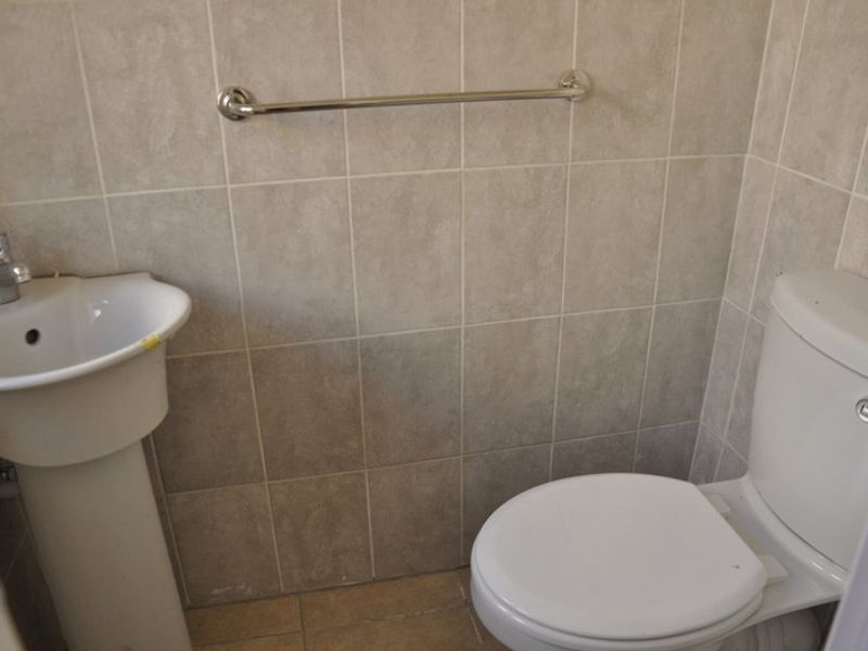 Charming Kensington Home with two flatlets & Pool - Great location - Photo 10