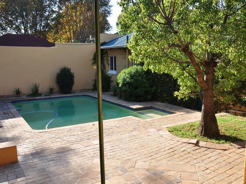 Charming Kensington Home with two flatlets & Pool - Great location - Photo 9