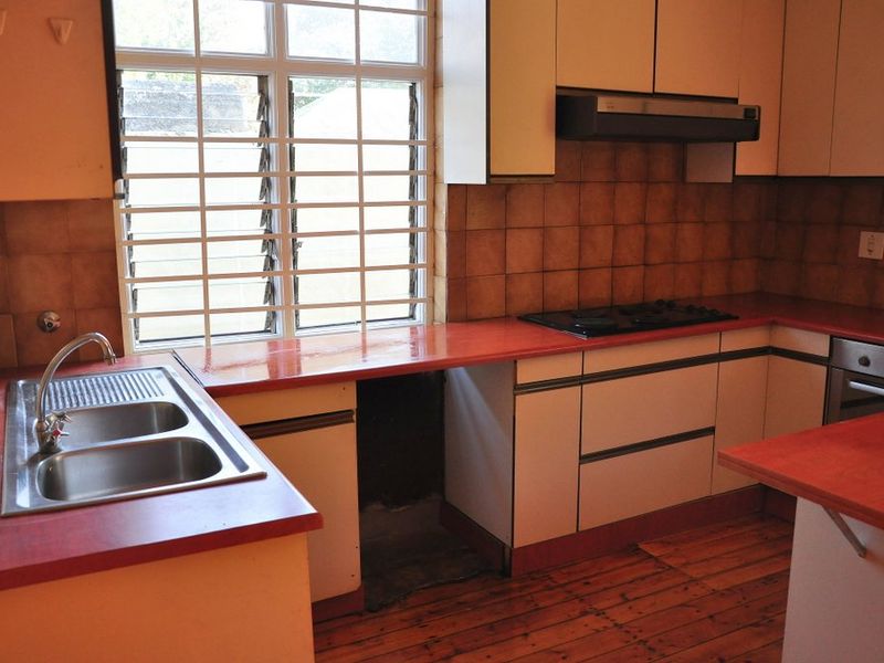 Charming Kensington Home with two flatlets & Pool - Great location - Photo 8